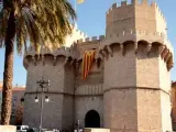 Imagen facilitada por el PP con la bandera en las Torres de Serranos