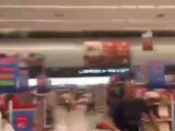 Captura de un vídeo captado durante el terremoto de Ecuador en el interior de un supermercado.