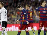 El delantero argentino del FC Barcelona Leo Messi (i); el delantero brasileño Neymar Da Silva (c) y el delantero uruguayo del FC Barcelona Luis Suárez (d) se lamentan de una ocasión perdida durante el partido de la trigésimo tercera jornada de la Liga de Primera División que se juega en el Camp Nou.