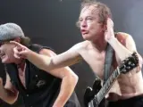 Dos integrantes del grupo AC/DC, durante uno de sus directos.