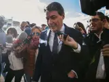 El expresidente de la Comunidad de Madrid, Ignacio González, es abordado por los periodistas a su llegada al Juzgado de Instrucción número 5 de Estepona (Málaga).