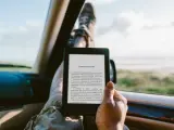 Un chico lee en su Kindle Paperwhite.