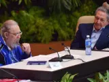 Fotografía cedida por ACN del líder cubano Fidel Castro (i) y su hermano Raúl Castro (d) en la clausura del VII Congreso del Partido Comunista de Cuba en el Palacio de las Convenciones en La Habana (Cuba).