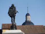Estatua del escritor en la Plaza de Cervantes de Alcal&aacute; de Henares, su ciudad natal.