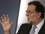 El presidente del Gobierno en funciones, Mariano Rajoy, durante la rueda de prensa tras reunirse con el presidente de la Generalitat, Carles Puigdemont.