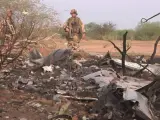 El 25 de julio un avión de la compañía aérea española Swiftair, operado por Air Argelia, que volaba de Uagadugú, en Burkina Faso, a Argel, se estrelló en Gossi (Malí), con 116 personas a bordo, seis de ellas de nacionalidad española. En la imagen, dos soldados inspeccionan la zona donde fueron encontrados los restos del avión.