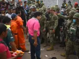 Decenas de familiares de trabajadores de la empresa Pemex intentan traspasar el cordón de seguridad tras la explosión.
