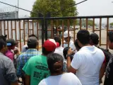 Familiares piden informes en uno de los accesos del complejo petroquímico Pajaritos, en municipio de Coatzacoalcos (México) donde se registró una explosión con decenas de fallecidos.
