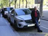 David Simon delante del Mazda CX-5 que ha utilizado por Barcelona