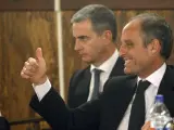 El expresident de la Generalitat, Francisco Camps, y el exsecretario general del Partido Popular de la Comunidad Valenciana, Ricardo Costa, durante la lectura del veredicto de la 'causa de los trajes'.