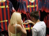 La nueva equipación del FC Barcelona se exhibe ya en la tienda del Museo del FC Barcelona, donde la camiseta del nuevo fichaje del equipo, Neymar da Silva, luce aún sin número.