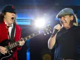 Angus Young (izq.) y Brian Johnson (dcha.) del grupo de rock AC/DC durante una actuación.
