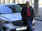 David Simon delante del Mazda CX-5 que ha utilizado por Barcelona