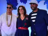 Los reguetoneros puertorriqueños Daddy Yankee (i) y Don Omar (d) posan junto a la directora de contenido latino de la revista Billboard, Leila Cobo.