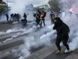 Manifestantes se enfrentan a la policía durante una protesta contra la reforma laboral en la Plaza de la Nación en París.