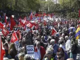 Miles de personas participan en la manifestación de Madrid del 1 de mayo, convocada por CC OO y UGT.