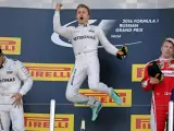 Nico Rosberg celebra su victoria en el podio su victoria en el GP de Rusia.
