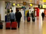 Primeros pasajeros que llegan a la terminal de salidas del Aeropuerto Internacional de Bruselas, que se ha reabierto parcialmente tras los atentados.