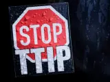 Detalle de una pegatina donde puede leerse 'Stop TTIP' durante una manifestación contra este polémico tratado comercial entre EE UU y la UE.