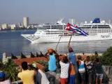 El buque Adonia, de la compañía Fathom, filial de la empresa Carnival, arriba a La Habana (Cuba).