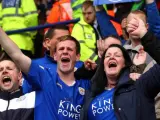 Hinchas del Leicester celebrando la victoria.