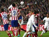 Sergio Ramos remata de cabeza el balón que le daría al Real Madrid el 1-1 justo antes de terminar el segundo tiempo de la final de la Champions League.