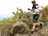 El corredor Luis Alberto Hernando durante su participación en la Ultramaratón Transvulcania Naviera Armas 2016 que se celebró este sábado en la isla canaria de La Palma.