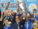 Wes Morgan, capitán del Leicester City, sostiene junto a su entrenador, Claudio Ranieri, la copa de campeones de la Premier League.