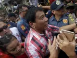 El candidato presidencial y actual alcalde de Davao, Rodrigo Duterte, saluda a simpatizantes tras ejercer su derecho al voto en un colegio electoral en Davao (Filipinas).