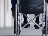 Un hombre en silla de ruedas.