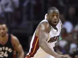 Dwyane Wade de Heat controla el balón ante Raptors.