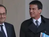 El presidente francés, François Hollande (i), estrecha la mano de su primer ministro, Manuel Valls (d), tras una reunión extraordinaria celebrada en el palacio del Elíseo de París (Francia).