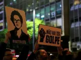 Unas 1.500 personas marcharon el martes 1 mayo de 2016, por la principal avenida de Montevideo (Uruguay) en contra del posible juicio político al que será sometida la mandataria brasileña, Dilma Rousseff, algo que los organizadores de la marcha consideran un "golpe de Estado".