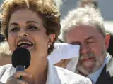 Dilma, en su discurso tras abandonar la presidencia. Tras ella, Lula da Silva.