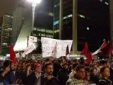 Cientos de personas toman la Avenida Paulista y frente a la patronal de Sao Paulo el 12 de mayo de 2016, el día que el Senado de Brasil suspendió el mandato de la hasta entonces presidenta Dilma Rousseff.