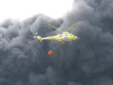 Medios aéreos llegan al incendio del vertedero de neumáticos de Seseña