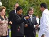 Nicolas Maduro estrecha su mano con el exvicepresidente argentino Amado Boudou en presencia de Evo Morales, Dilma Rousseff y Rafael Correa en una reunión de Unasur en 2013.