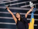 La representante de Ucrania, Jamala, celebra la victoria en Eurovisión 2016.