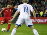 Santi Cazorla dispara para conseguir el primer gol de España ante Luxemburgo.