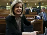 Báñez muestra la fotografía que se ha realizado con los periodistas gráficos antes de que comenzara esta mañana en el Congreso el último pleno de la XI Legislatura.