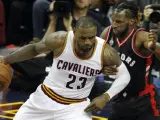 El jugador LeBron James (i) de Cleveland Cavaliers, en acción ante DeMarre Carroll (d) de Toronto.