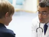 Un niño, en la consulta del médico