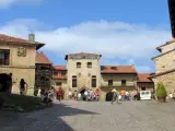 Plaza Mayor de Santillana del Mar, con la Torre de Don Borja al fondo