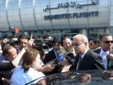 El primer ministro egipcio Sherif Fathi habla a la prensa en el aeropuerto de El Cairo.