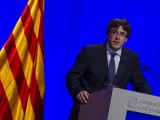 El presidente de la Generalitat de Cataluña, Carles Puigdemont, en rueda de prensa tras la decisión judicial de permitir a los aficionados que asistan a la final de la Copa del Rey que exhiban esteladas.
