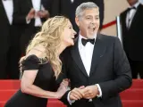 Los actores estadounidenses Julia Roberts y George Clooney, muy compenetrados a su llegada a la proyecci&oacute;n de la pel&iacute;cula &quot;Money Monster&quot;, de Jodie Foster, en el Festival de Cannes 2016.