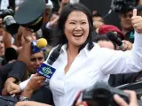 La candidata presidencial peruana por el partido Fuerza Popular, Keiko Fujimori, saluda a sus seguidores tras votar.