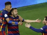 El jugador del FC Barcelona Jordi Alba es felicitado por Neymar y Leo Messi tras marcar el 1-0 para su equipo en la prórroga de la final de la Copa del Rey.