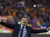 El entrenador del FC Barcelona Luis Enrique celebra la consecución de la Copa del Rey tras vencer en la final al Sevilla FC.