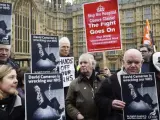 Un grupo de ciudadanos muestra una pancarta en la que se puede leer "David Cameron está demoliendo nuestro Sistema Nacional de Salud" (en una foto que recuerda al vídeo de Miley Cyrus) durante una manifestación en contra de los recortes en el Servicio Nacional de Salud (NHS), delante del Parlamento de Westminster, en Londres (Reino Unido). Los recortes del Gobierno han implicado el despido de cientos de miles de funcionarios, la supresión de numerosos servicios públicos y la progresiva privatización de la educación y la sanidad.